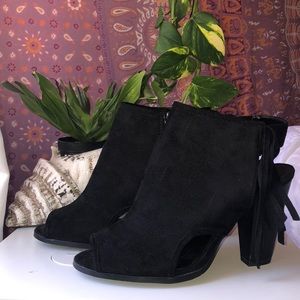 black ankle booties!!<33🌟